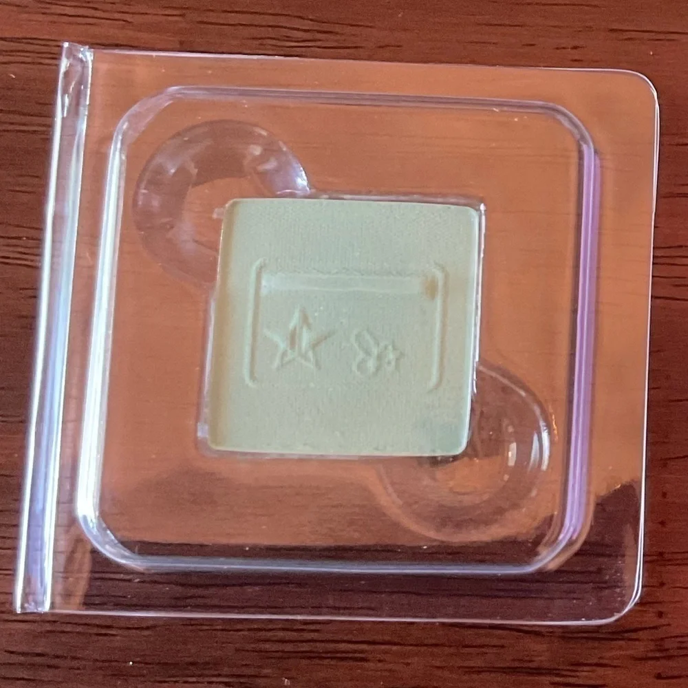 Jeffree Star Artistry Single Pan Eyeshadow in the color Mint Condition